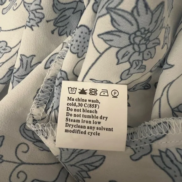 Dokotoo Floral Blue Blouse Top Size Large Worn 1 Time - Picture 13 of 13